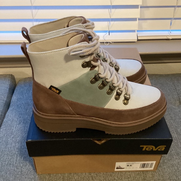 Teva Women's Patchwork Booties, size 8.5 - Picture 9 of 10